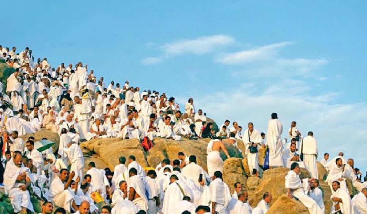 ما حكم صيام يوم عرفة للحاج وغير الحاج وإذا صادف عرفة يوم السبت؟