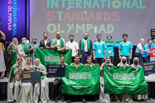 فضية أولمبياد المواصفات الدولية.. علي العجاج يرفع اسم السعودية عالياً