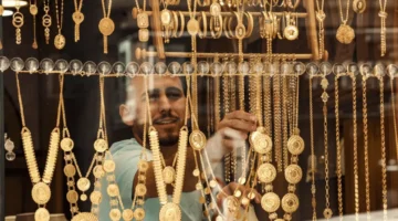تراجع سعر الذهب عيار 21 يخفض قيمته 400 جنيه ويؤثر على سوق المشغولات في مصر