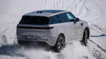 سيارة رينج روفر بقوة 635 حصانًا على المنحدرات الثلجية لجبل كوبي تبدو أشبه بقصيدة شتوية