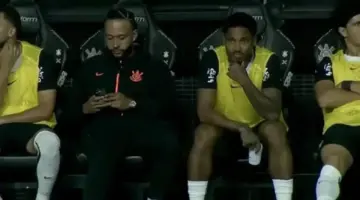 عقوبة مالية تنتظر ممفيس ديباي بسبب استخدام الهاتف داخل دكة الاحتياط