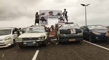 موكب جماهيري ضخم من أبين يصل عدن برسالة تضامن مع الشيخ حمدي شكري