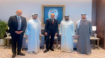 أحمد بن سعيد يناقش مع رئيس «سيمنس للطاقة» مجالي الطاقة والبنية التحتية.