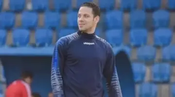 إبراهيم صلاح على مقاعد بدلاء الزمالك أمام المصري عقب انتهاء العقوبة