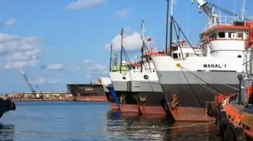 إمارة الشارقة تعلن السيطرة على حريق ميناء خورفكان وإصابة 4 أشخاص.