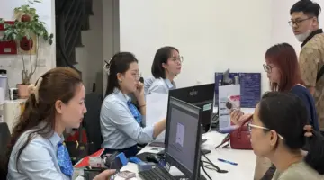 اصطف الناس في طوابير طويلة بانتظار التأكد من اشتراكاتهم في خدمات الهاتف المحمول.