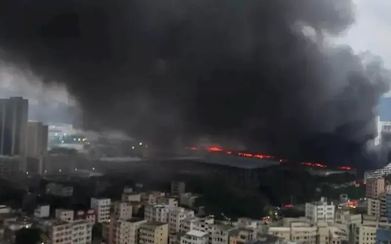 بالفيديو.. حريق هائل داخل أحد مجمعات BYD لصناعة السيارات الكهربائية