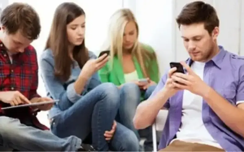 بدائل عبقرية لكسر إدمان التمرير اللانهائي للهاتف