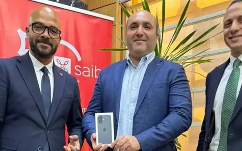 بنك saib يُسلّم هاتف iPhone 17 للفائز بالحملة الترويجية للبطاقات الائتمانية