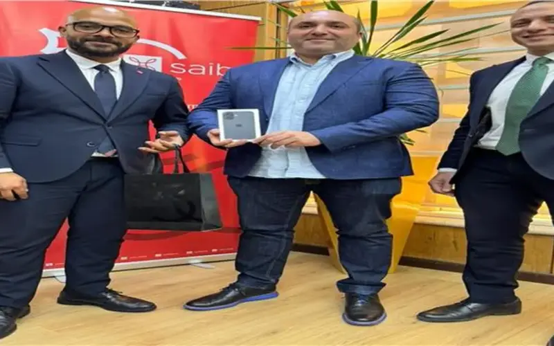 بنك saib يُسلّم هاتف iPhone 17 للفائز بحملته الترويجية لبطاقاته الائتمانية