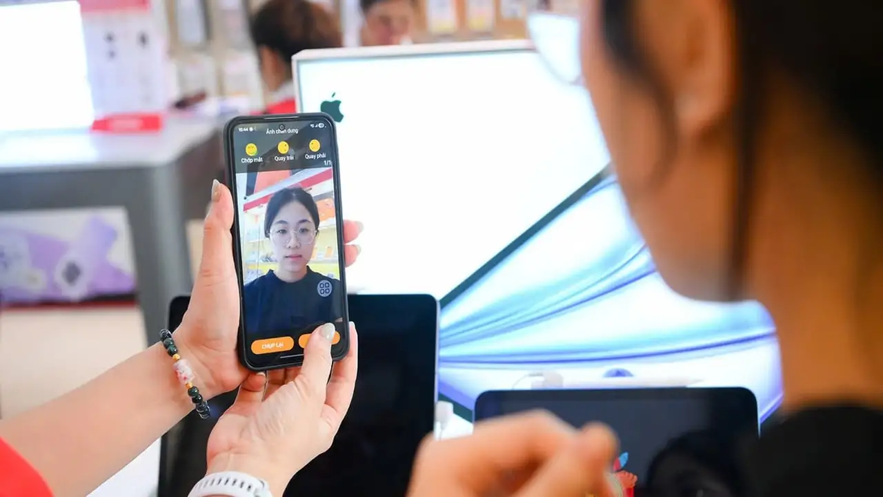 تعمل شركات تشغيل شبكات الهاتف المحمول على زيادة عدد النقاط المتاحة للمساعدة في التحقق من بيانات مشتركي الهاتف المحمول طوال فترة العطلة.