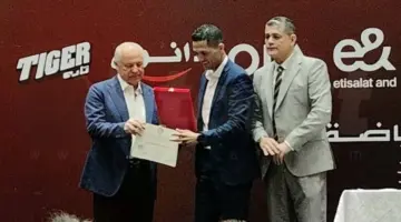 تكريم محمود وفا ومنحه الشارة الدولية