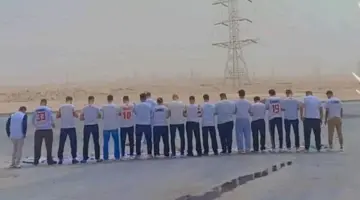 جماهير الزمالك تؤدي الصلاة في الطريق المتجه إلى استاد القاهرة