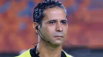 رغم توسلات المراقب.. عاشور يرفض مصافحة وفا بعد انتهاء مباراة الأهلي وسيراميكا كليوباترا