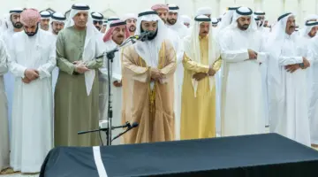 سعود بن صقر يؤدي صلاة الجنازة على جثمان الشيخة شمسة سعيد الكتبي