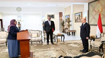 سفيرة اليمن لدى الولايات المتحدة تؤدي القَسَم الدستوري أمام رئيس مجلس القيادة الرئاسي.