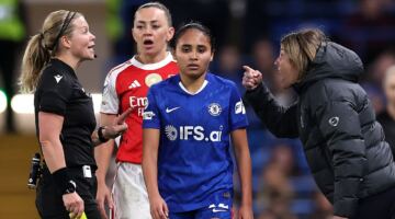 سونيا بومباستور لديها أدلة! مدربة تشيلسي المنفعلة تخرج هاتفها أثناء المقابلة بعد أن أفلتت كاتي ماكابي لاعبة أرسنال من العقاب على شد شعر أليسا طومسون، في الوقت الذي خرج فيه «البلوز» من دوري أبطال أوروبا
