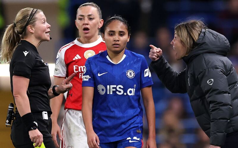 سونيا بومباستور لديها أدلة! مدربة تشيلسي المنفعلة تخرج هاتفها أثناء المقابلة بعد أن أفلتت كاتي ماكابي لاعبة أرسنال من العقاب على شد شعر أليسا طومسون، في الوقت الذي خرج فيه «البلوز» من دوري أبطال أوروبا