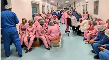 صور وفيديو.. عمال “أمون للأدوية” يواصلون اعتصامهم لليوم الخامس رغم التهديدات