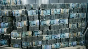 عاجل: قفزة أسعار الدولار في اليمن… شراء 1558 مقابل 535 فقط! فجوة كبيرة بين عدن وصنعاء