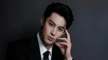 قام الممثل وانغ هيدي بإبعاد هاتف أحد المعجبين بعيداً عنه غاضباً.