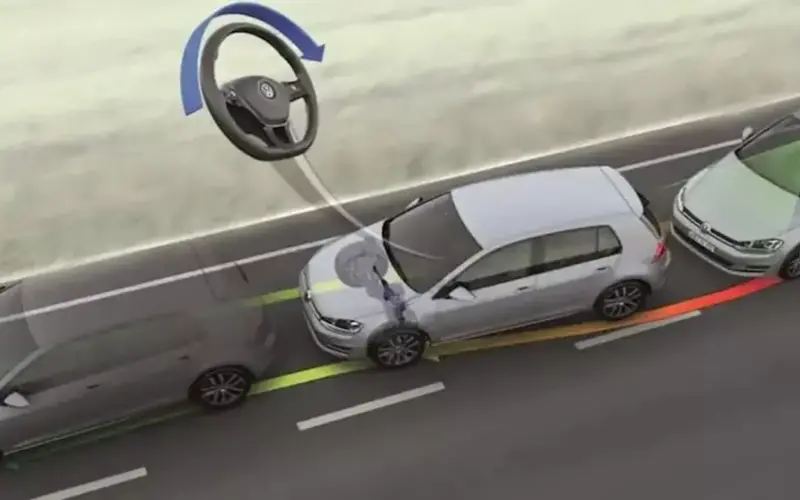 لتعزيز معدل الأمان.. تعرف على مزايا مساعدة الحفاظ على المسار بالسيارة