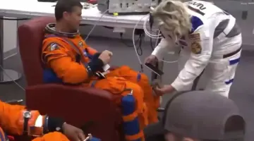 ما نوع الهاتف الذي استعمله طاقم أرتميس 2 في الفضاء؟