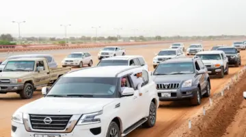 محمد بن سعود يحضر جانباً من أشواط شارة الفطامين في ميدان السوان برأس الخيمة