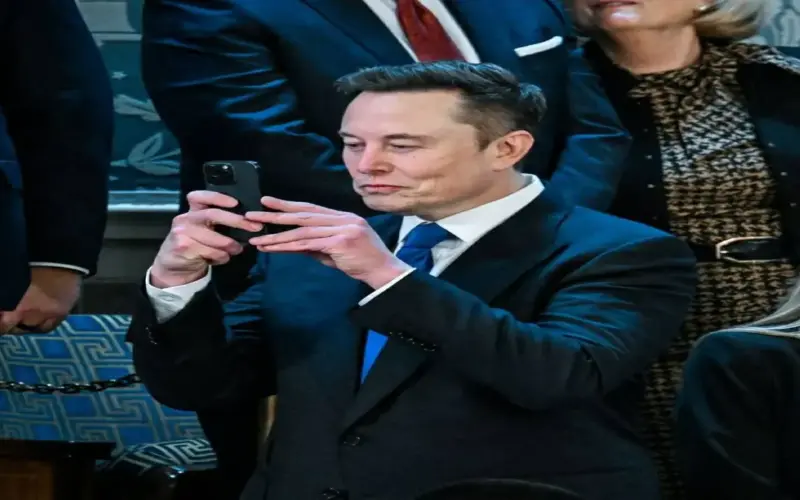 مفاجأة غير متوقعة.. ما هو الهاتف الذي يستخدمه إيلون ماسك عام 2026؟