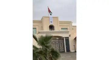 منطقة خليفة في أبوظبي تحتفل بتوزيع الأعلام تعزيزاً للانتماء.