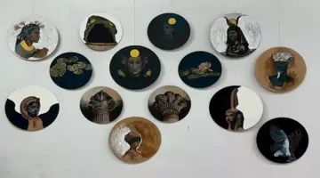 “نترو في الذكاء الاصطناعي”.. معرض يفضح تشوهات الخوارزميات في تخيّل الآلهة