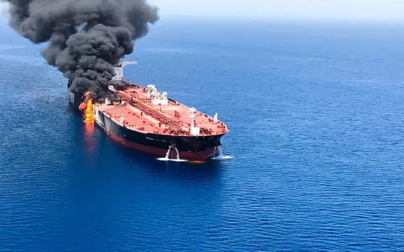 هجمات الملاحة تتواصل.. استهداف ناقلة وسفينة شحن في مياه الخليج | مستجدات