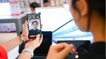 يعمل مشغلو شبكات الهاتف المحمول طوال فترة الإجازة لمساعدة العملاء في التحقق من معلومات المشتركين الخاصة بهم.