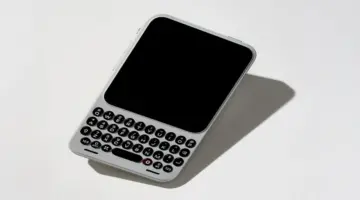 يعيد Clicks Communicator هاتف لوحة المفاتيح بنمط BlackBerry