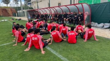 جلسة تحفيزية للاعبي منتخب الناشئين قبل مواجهة تونس بكأس الأمم الأفريقية
                                                
                                                
                                                    14/05/2026 09:14 م
                                                
                                                
                                                    عقد حسين عبداللطيف، المدير الفني لمنتخبنا الوطني، تحت 17 عامًا جلسة مع لاعبي المنتخب،