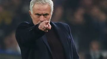 "صاحب الكرة الذهبية".. مورينيو يحدد أول صفقاته مع ريال مدريد منذ 8 دقائق