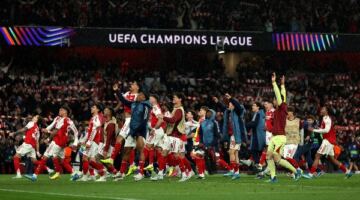 آرسنال يحتفل باللقب أمام كريستال بالاس.. الموعد والقناة الناقلة
                                                
                                                
                                                    24/05/2026 01:09 م
                                                
                                                
                                                    يترقب فريق أرسنال بقيادة المدير الفني ميكيل أرتيتا خوض مواجهة قوية مساء اليوم الأحد أمام كريستال بالاس، ضمن منافسات الجولة الأخيرة من بطولة الدوري الإنجليزي الممتاز موسم 2025/2026.