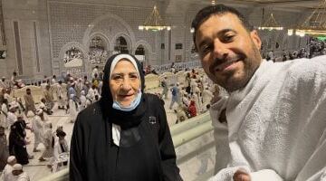أحمد السعدنى وظهور نادر مع والدته فى الحج.. صور