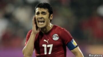 أحمد حسن: بيراميدز يسعى لفسخ عقد البرازيلي إيفرتون وديًا
                                                
                                                
                                                    24/05/2026 03:01 م
                                                
                                                
                                                    كشف الإعلامي احمد حسن عن رغبة نادي بيراميدز في فسخ عقد لاعبه البرازيلي ايفرتون دا سيلفا بشكل ودي، خلال فترة الانتقالات الصيفية الحالية..