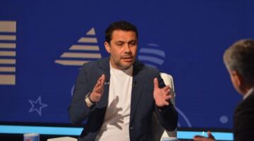 أحمد حسن يُشيد بجماهير الزمالك: «تيفو» عالمي.. ومعتمد جمال قدّم كل ما لديه
                                                
                                                
                                                    17/05/2026 12:41 ص
                                                
                                                
                                                    أشاد أحمد حسن بجماهير نادي الزمالك خلال مواجهة اتحاد العاصمة في نهائي كأس الكونفدرالية الإفريقية، مؤكدًا أن الحضور
