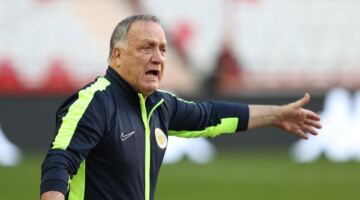 أدفوكات يعود لتدريب منتخب كوراساو                                                                                                                                                    12/05/2026 10:31 م                                                                                                                                                    عاد المدرب الهولندي ديك أدفوكات لقيادة منتخب كوراساو في نهائيات كأس العالم 2026، بعد استقالة خلفه ومواطنه فريد روتن، وفق ما أكدّ الاتحاد المحلي لكرة القدم