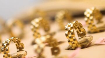 أسعار الذهب اليوم، 15 مايو: انخفاض طفيف مع ارتفاع أسعار النفط والدولار الأمريكي.