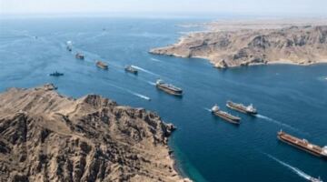 إيران تبحث مع سلطنة عمان فرض رسوم دائمة على السفن العابرة لمضيق هرمز