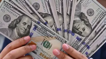 الدولار يتراجع أمام العملات الرئيسية