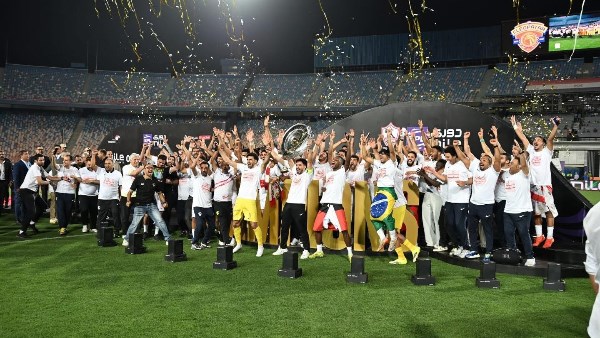 السفارة الأمريكية بالقاهرة تهنئ نادي الزمالك بلقب الدوري: متحمسون لرؤية نجومكم في أمريكا
                                                
                                                
                                                    21/05/2026 05:59 م
                                                
                                                
                                                    هنأت السفارة الأمريكية بالقاهرة  نادي الزمالك بعد تتويجه بلقب الدوري المصري الممتاز، وذلك عبر منشور رسمي على صفحتها بموقع “فيسبوك”.