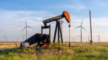 النفط يتراجع مع ترقب تطور المحادثات بين أميركا وإيران… وبيانات تُظهر عبور ناقلات نفط لهرمز