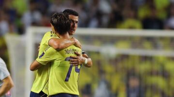 الهلال يؤجل تتويج النصر بالدوري السعودي في الوقت القاتل
                                                
                                                
                                                    12/05/2026 11:08 م
                                                
                                                
                                                    خطف الهلال نقطة ثمينة من النصر في الوقت القاتل ،في المباراة التى جمعت الفريقين ، على ملعب الأول بارك، في الجولة الثانية والثلاثين من منافسات دوري روشن للمحترفين.