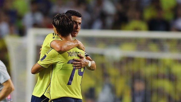 الهلال يؤجل تتويج النصر بالدوري السعودي في الوقت القاتل
                                                
                                                
                                                    12/05/2026 11:08 م
                                                
                                                
                                                    خطف الهلال نقطة ثمينة من النصر في الوقت القاتل ،في المباراة التى جمعت الفريقين ، على ملعب الأول بارك، في الجولة الثانية والثلاثين من منافسات دوري روشن للمحترفين.