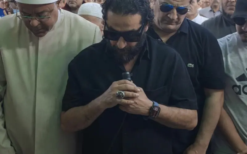 الوداع الأخير.. أبرز مشاهد جنازة والدة أحمد حلمي – أخبار السعودية