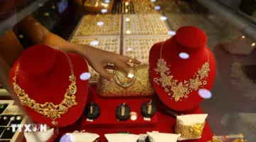 انتعشت أسعار الذهب العالمية بقوة بعد انخفاض قيمة الدولار الأمريكي.